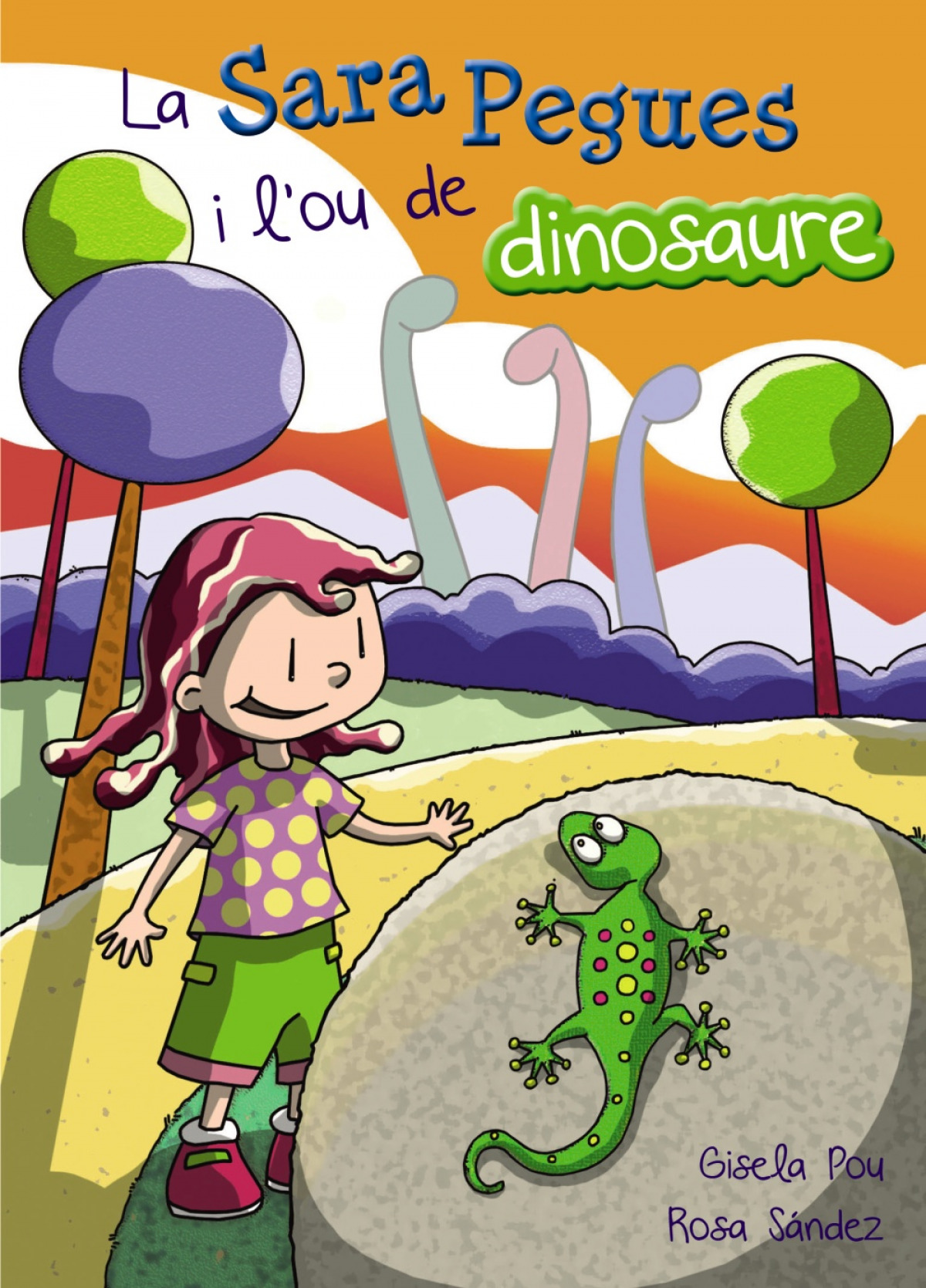 La Sara pegues i l´ou de dinosaure