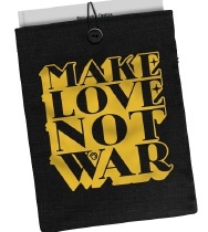 Funda acolchada para libros make love not war 2 21x28cm